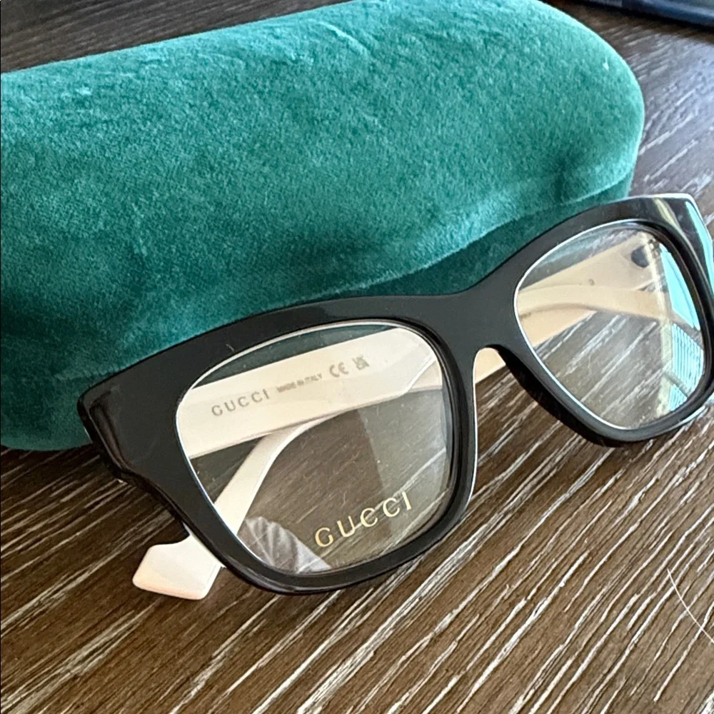 Gucci Black Glasses with Green Case - Picture 2 of 6